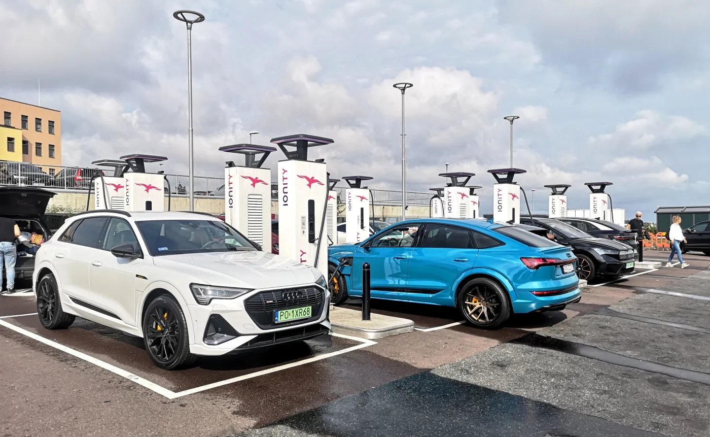 Polacy przesiadają się do elektryków. W 2023 liczba nowo rejestrowanych aut wyniesie 170 tys.