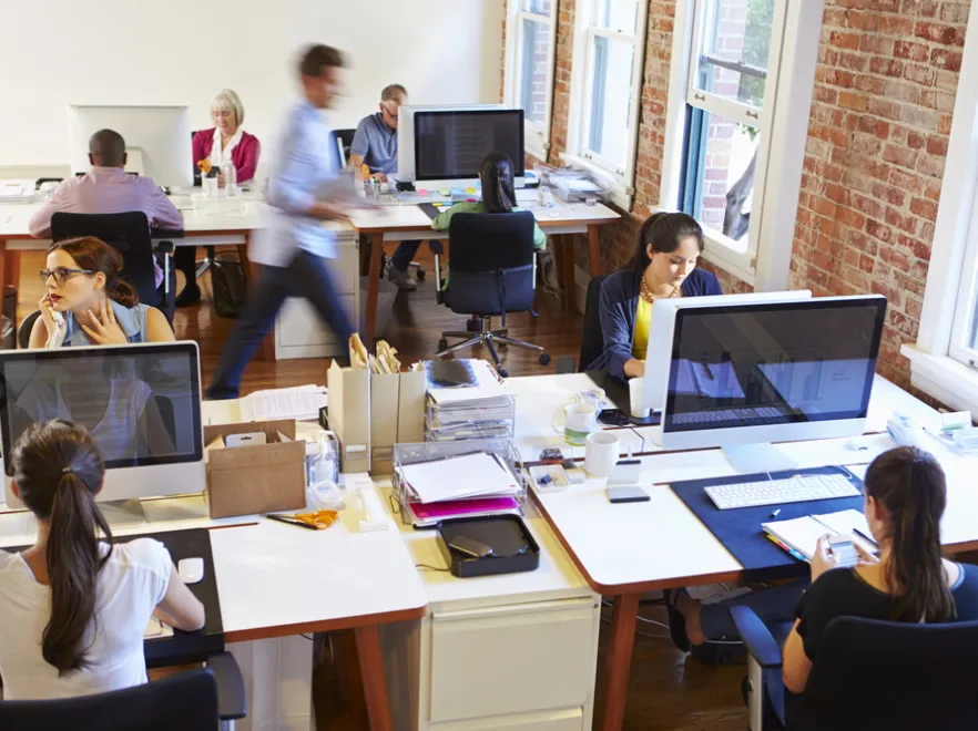 Tylko co 5. pracownik w Polsce korzysta z urządzeń cyfrowych. To mało na tle UE [MAPA]