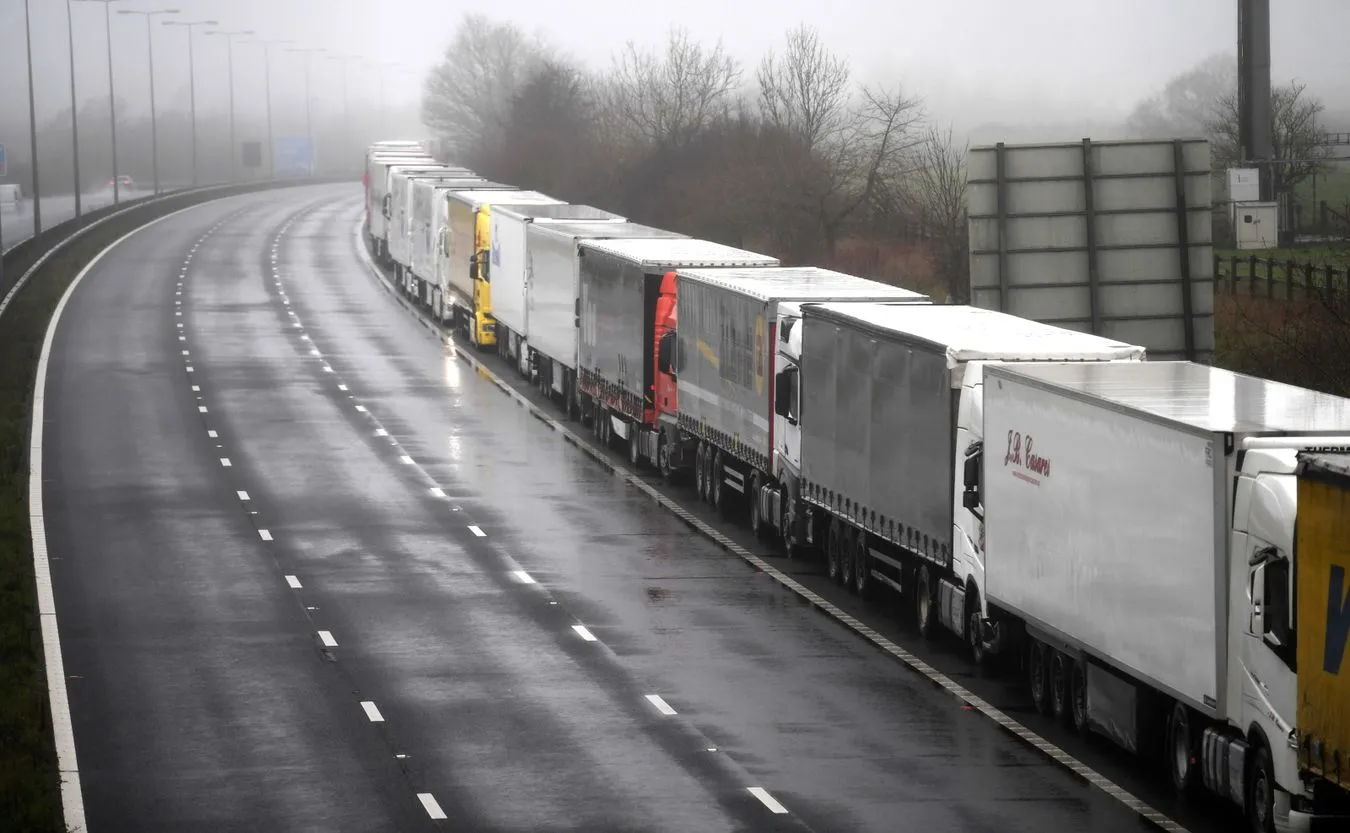 Wielka Brytania od środy będzie testować wszystkich kierowców czekających na wjazd do Francji