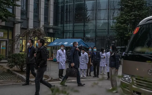 Po nitce do kłębka. Pandemiczna dochodzeniówka pracuje w chińskim Wuhan