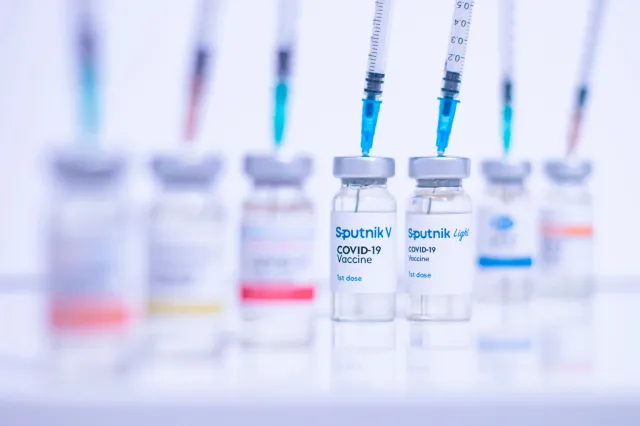 Trzy szczepionki przeciw COVID-19 objęto przyspieszonym trybem oceny przez EMA