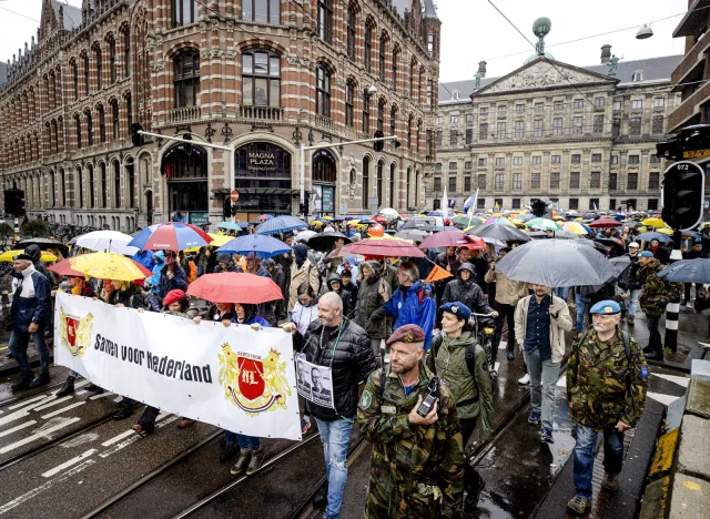 Amsterdam: wielotysięczne protesty przeciwników polityki rządu dotyczącej pandemii koronawirusa