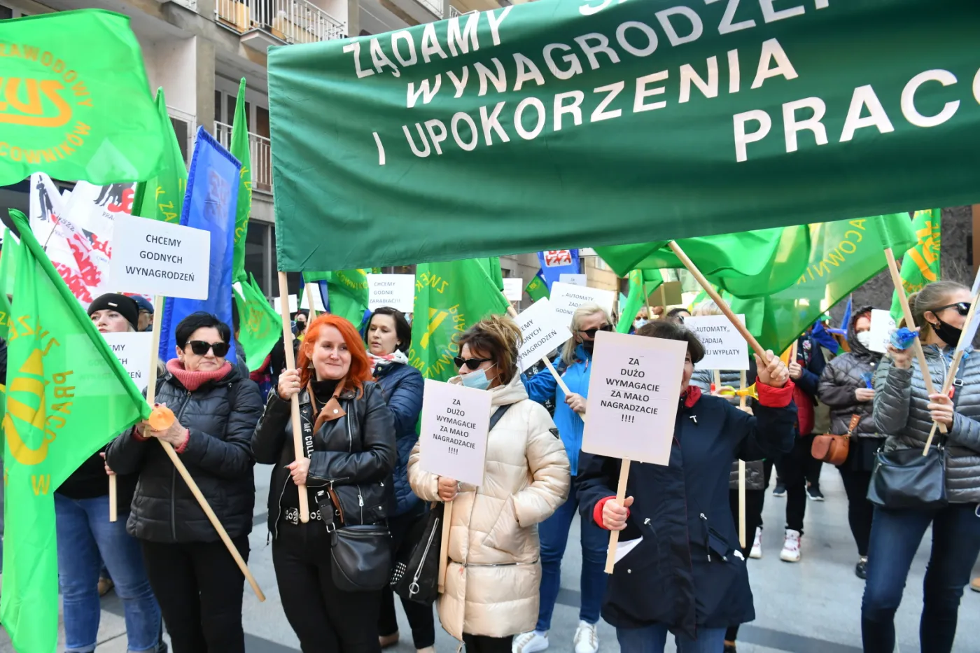 "Chcemy godnych wynagrodzeń". Protest pracowników budżetówki przed resortem pracy