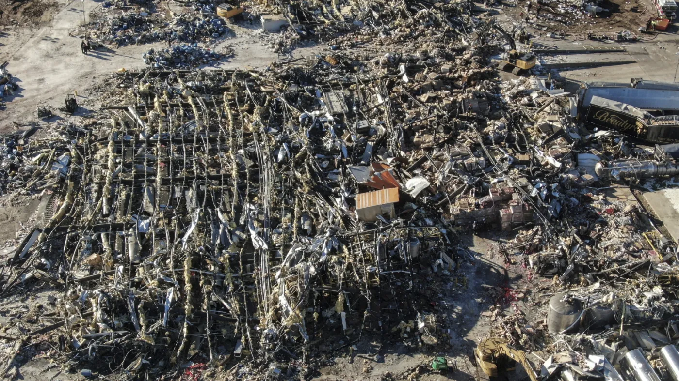 NBC: Pracownicy fabryki w Kentucky chcieli uciec przed tornadem. Zagrożono im zwolnieniem