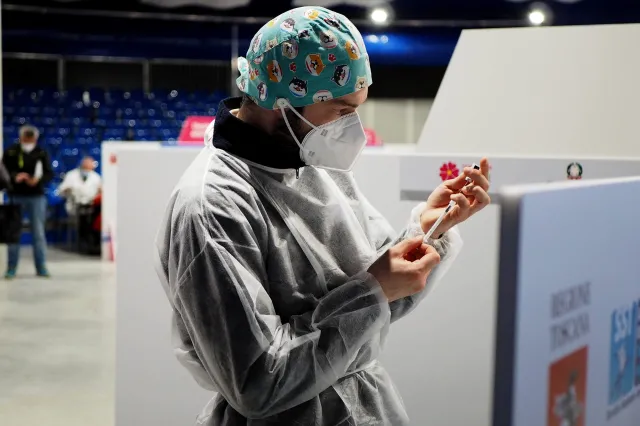 Czwarta fala zakażeń we Francji to "epidemia młodych"