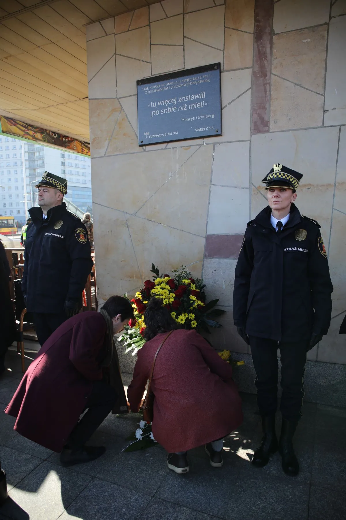 Uroczystości przed tablicą pamiątkową na Dworcu Gdańskim w Warszawie, 8 bm. upamiętniające 56. rocznicę wydarzeń marcowych '68