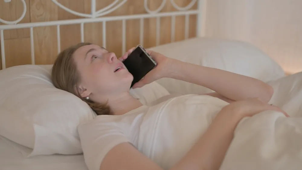 chora kobieta w łóżku rozmawia telefon z pracy praca