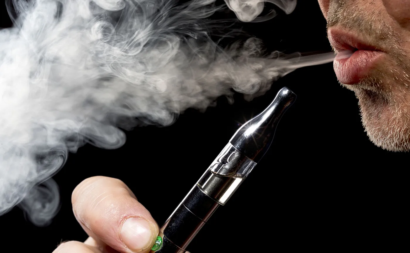 Rok opóźnienia w przyjęciu dyrektywy UE ograniczającej spożycie aromatyzowanego tytoniu. Ministerstwo Zdrowia zapewnia, że prace postępują.