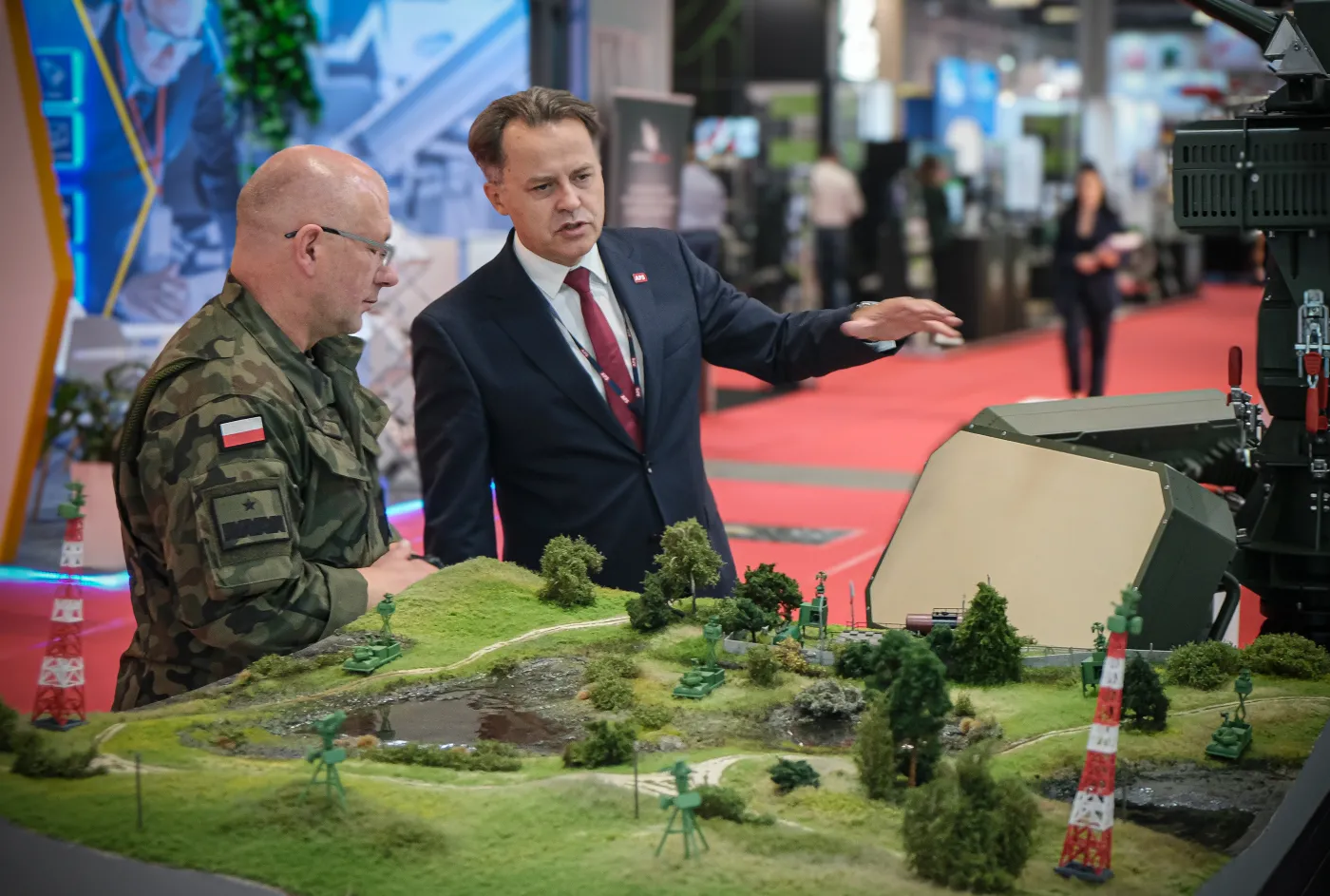 Kmdr Dariusz Wichniarek w trakcie prezentacji koncepcji Tarczy Wschód od APS.