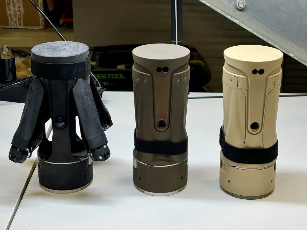 WB Electronics pracuje także nad miniaturową amunicją krążącą. Niewielkie drony będą mogły być przenoszone w plecakach lub na kamizelkach żołnierzy. Takie latające granaty doskonale nadadzą się do walki w okopach lub terenie zurbanizowanym. Dron ze zdjęcia nosi nazwę X-FRONTER.