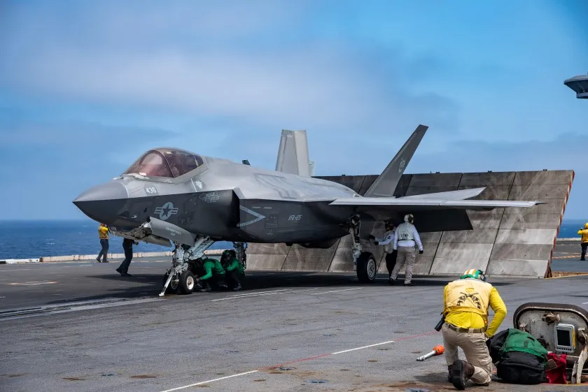 Samolot F-35C na pokładzie amerykańskiego lotniskowca.