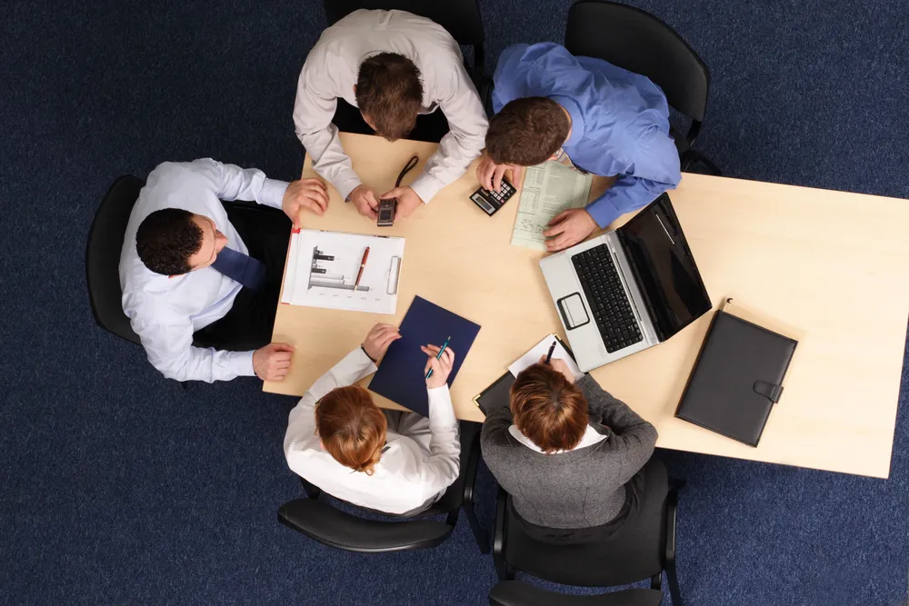 Znane firmy wprowadzają spotkania, na których... nic się nie mówi