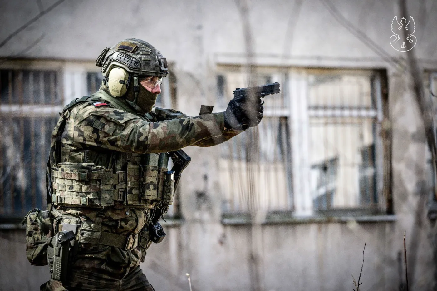 Kamizelka Gryf z płytami bocznymi oraz hełm HP-05. Nacięcie w hełmie pozwala na łatwy montaż ochronników słuchu, co zwiększa świadomość sytuacyjną żołnierza na polu walki.