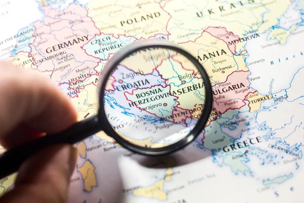 Bośnia i Hercegowina najechana przez rosyjskich "turystów". Tysiące z nich występuje o azyl i znika w UE