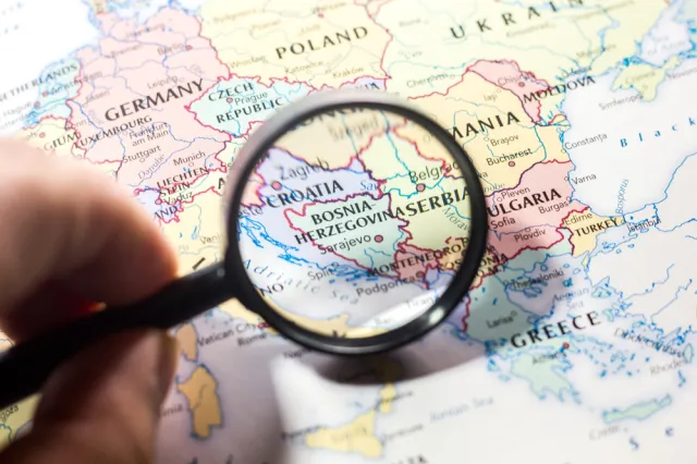 Bośnia i Hercegowina najechana przez rosyjskich "turystów". Tysiące z nich występuje o azyl i znika w UE