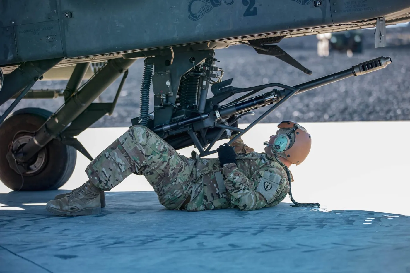 Działko M230 kal. 30 mm. Każdy AH-64E mieści na pokładzie zapas 1200 nabojów. Zasięg praktyczny tego działka to 1500 metrów.