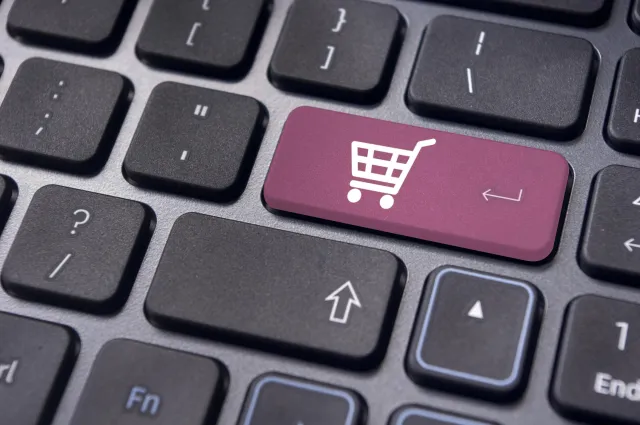 3/4 Polaków kupuje przez internet co najmniej raz w miesiącu [BADANIE]