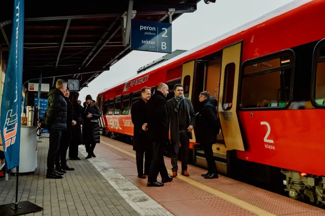 Polacy znów pokochali kolej. Zostawią samochody dla pociągów? Ruszył nowy, rekordowy rozkład