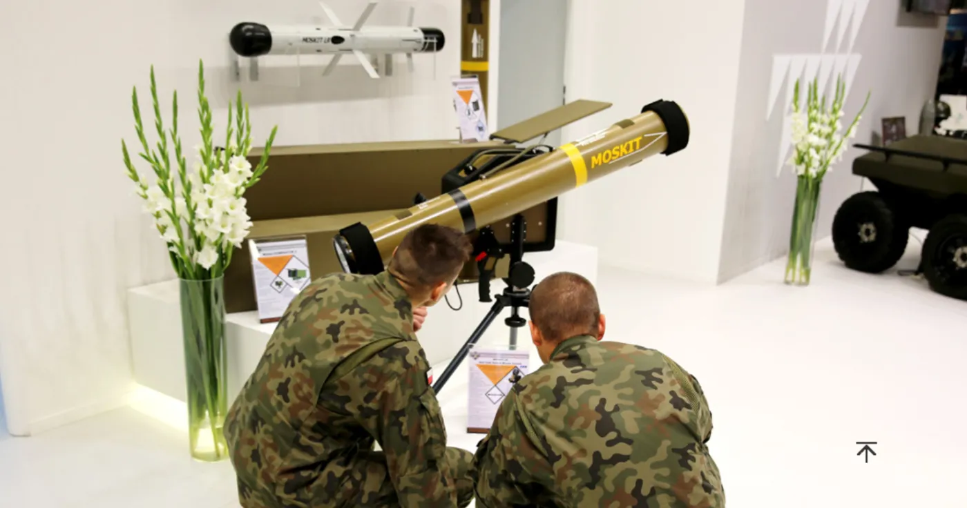 Polscy żołnierze oglądają wyrzutnię MOSKIT (MSPO 2021)