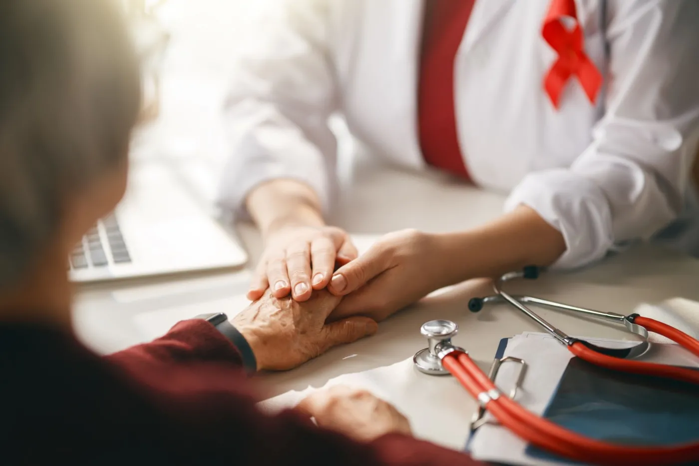 Krótszy czas oczekiwania na badania i wizytę u lekarza. Kto skorzysta? Co daje posiadanie karty DiLO?