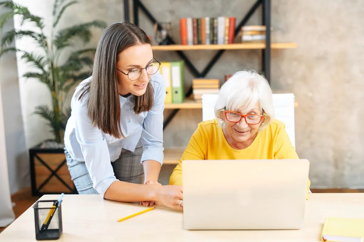Umowa dożywocia to dla nich ratunek. Seniorzy oddają mieszkania za opiekę