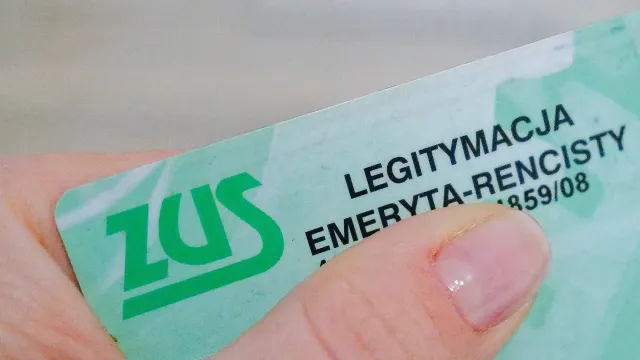 Co daje posiadanie legitymacji emeryta-rencisty? Lista ulg i przywilejów na 2026 i 2027 rok
