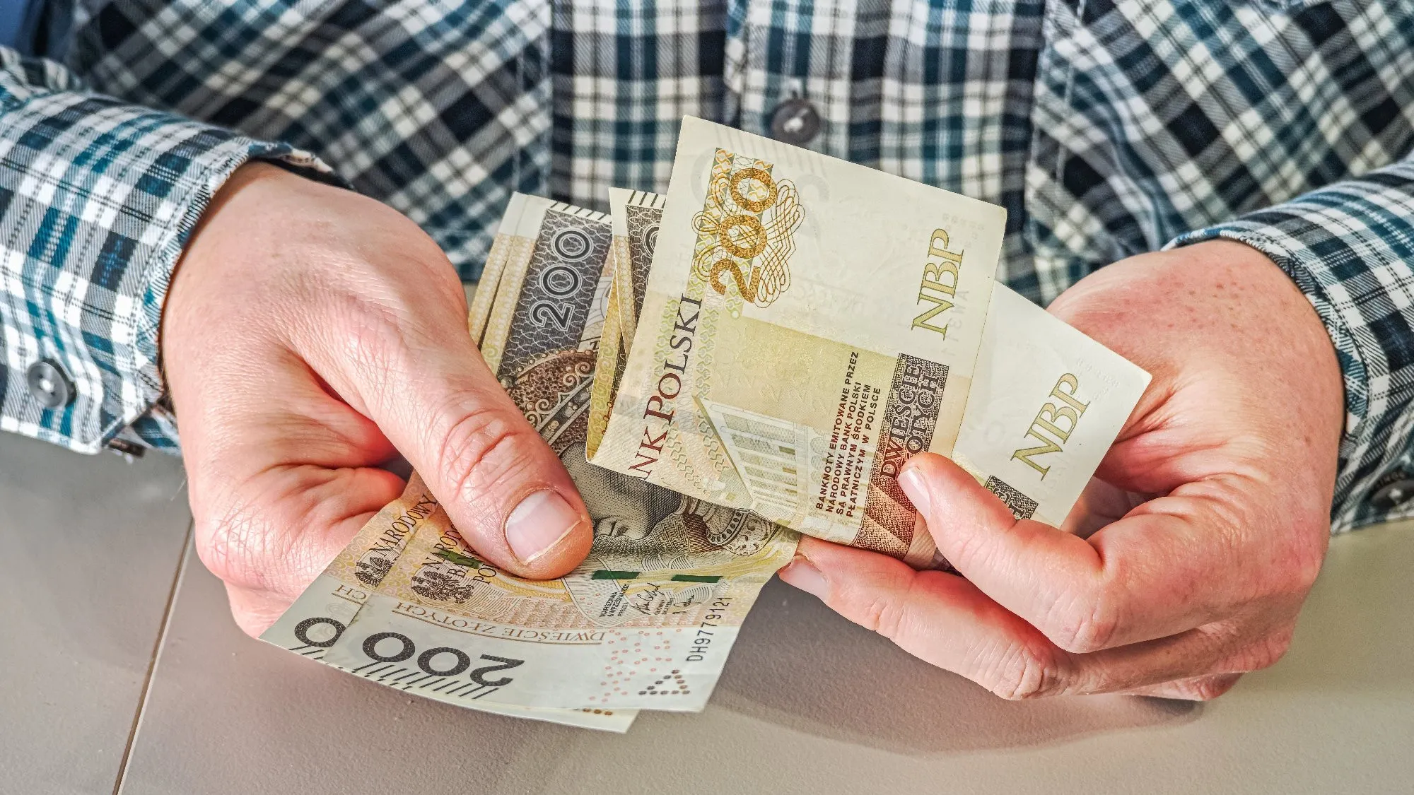 373 zł dodatkowo do emerytury lub renty. Komu w 2026 i 2027 roku przysługuje to świadczenie?