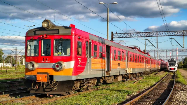 Największy przewoźnik w Polsce ma problem. Pociągi się sypią, samorządy mają dość