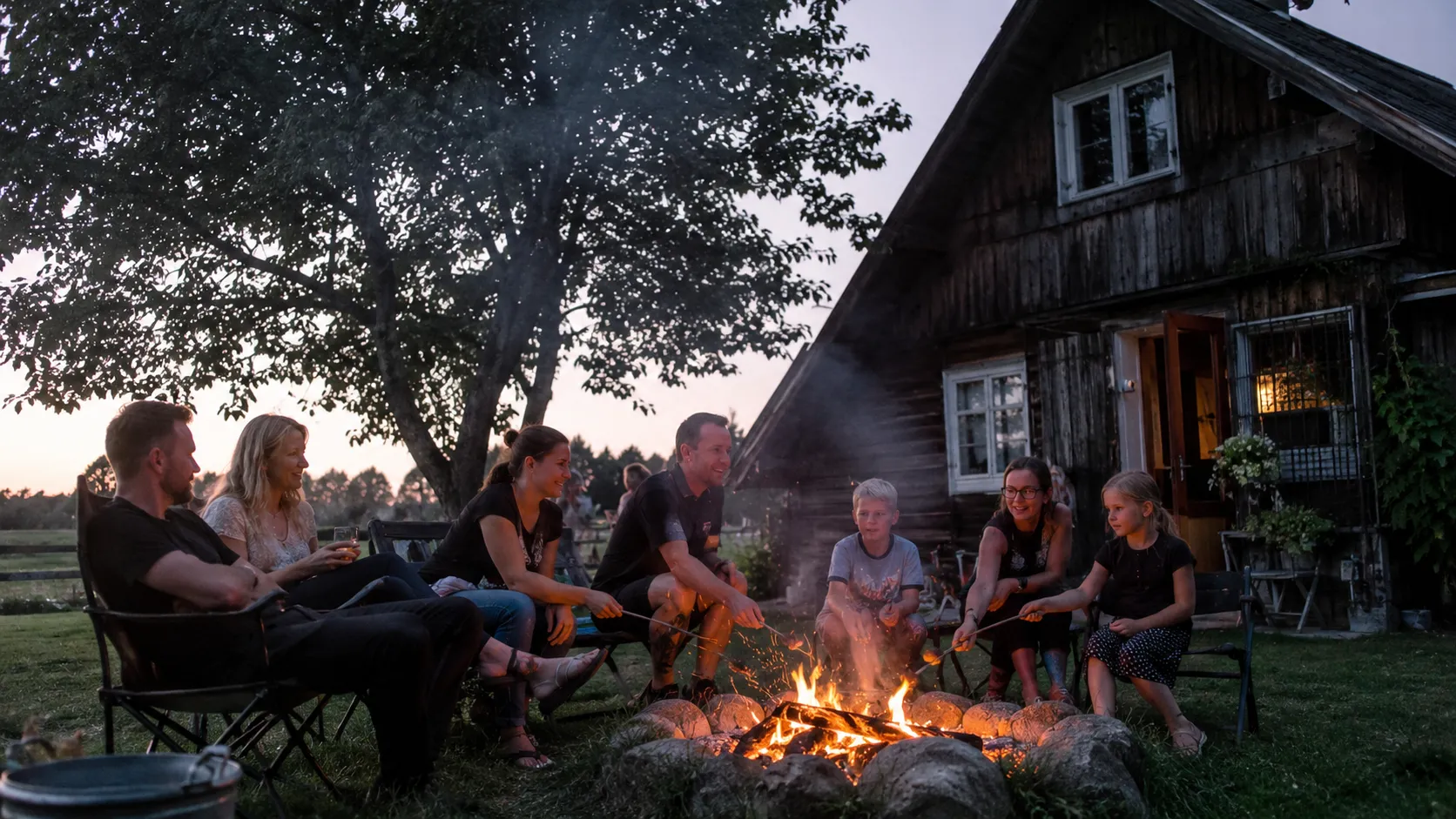Zakaz rozpalania ogniska w ogrodzie. Sąsiad może zgłosić naruszenie przepisów, jeżeli przeszkadza mu dym lub ognisko jest rozpalane niezgodnie z prawem