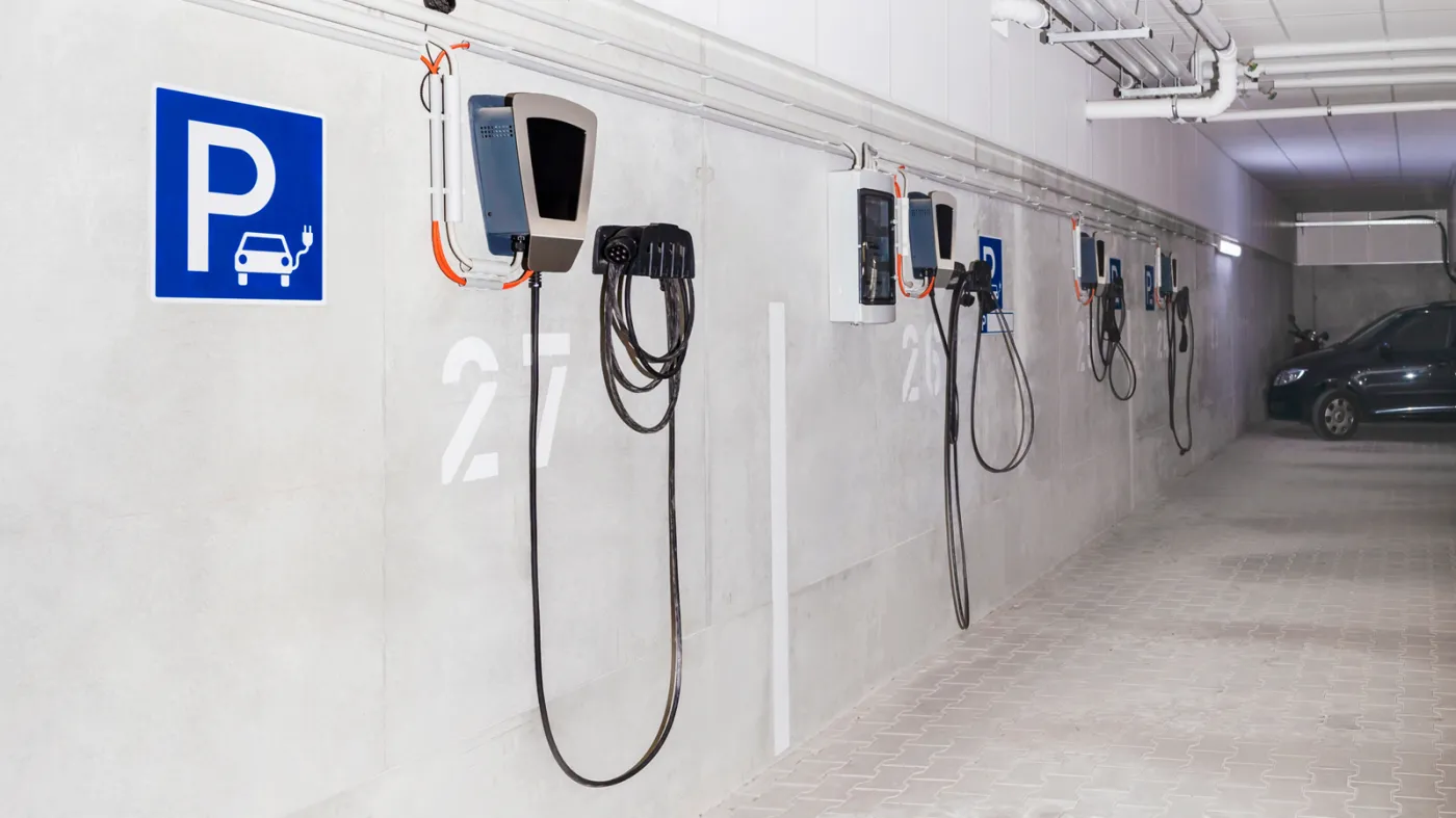 Elrktromobilność rozkwita. Deweloperzy w nowych budynkach będą musieli uwzględnić infrastrukturę do ładowania pojazdów, w tym aut elektrycznych. Nowe przepisy wymuszą także dostosowanie już istniejących bloków w trakcie remontów.