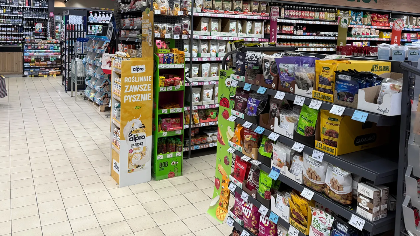 Półki z produktami spożywczymi i cenówkami w sklepie