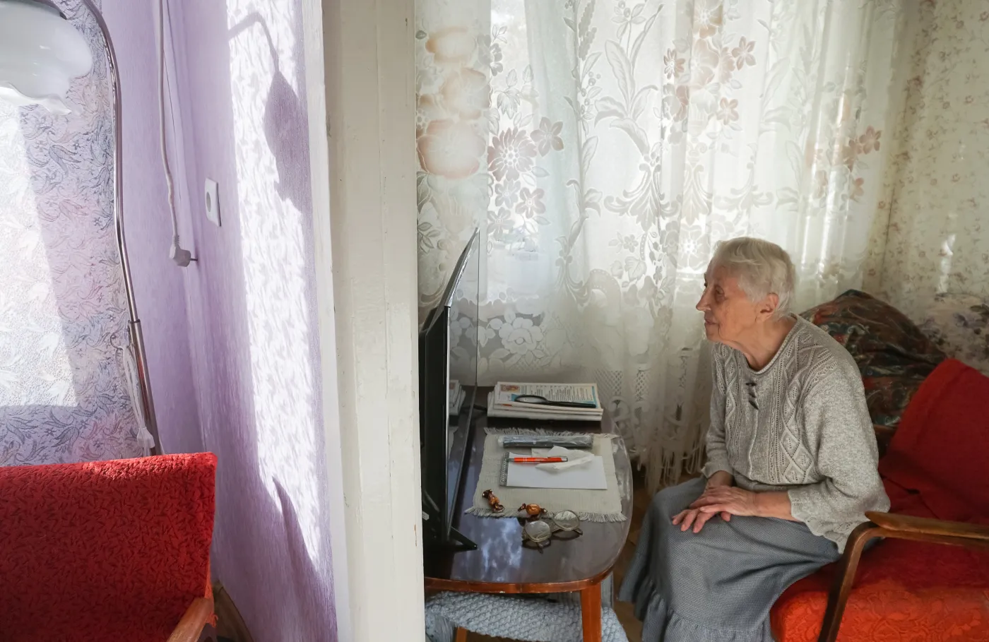 Ile musi wynosić emerytura, żeby nie płacić abonamentu RTV? Warunki zwolnienia z opłaty