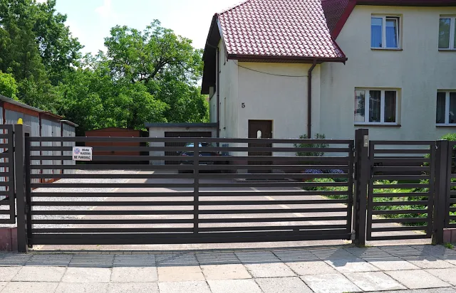 Gotowy przepis na sąsiedzki konflikt z ogrodzeniem w tle