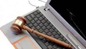 laptop, młotek, internet, prawo