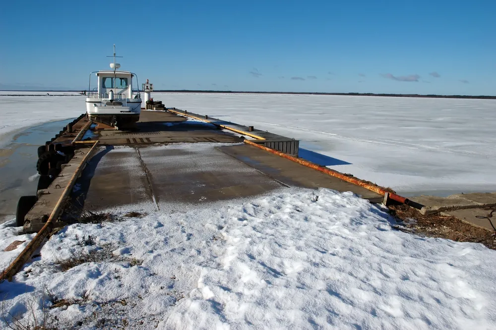 W Estonii otwarto lodową trasę samochodową przez Bałtyk