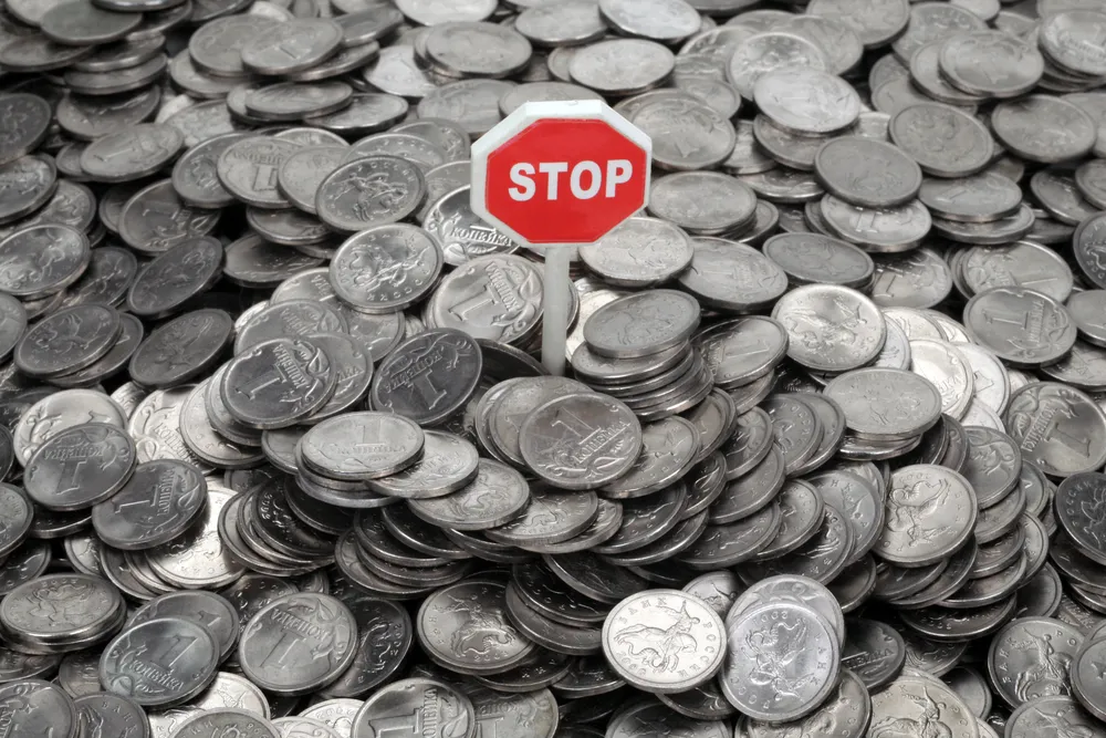 Przelewy w bankach: nadrożej zapłacimy w okienku bankowym