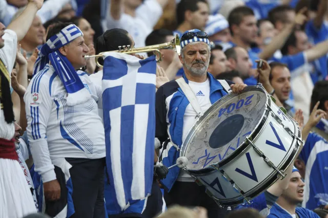 Grecy na mecz przylecą samolotami, Czesi przyjadą koleją i samochodami