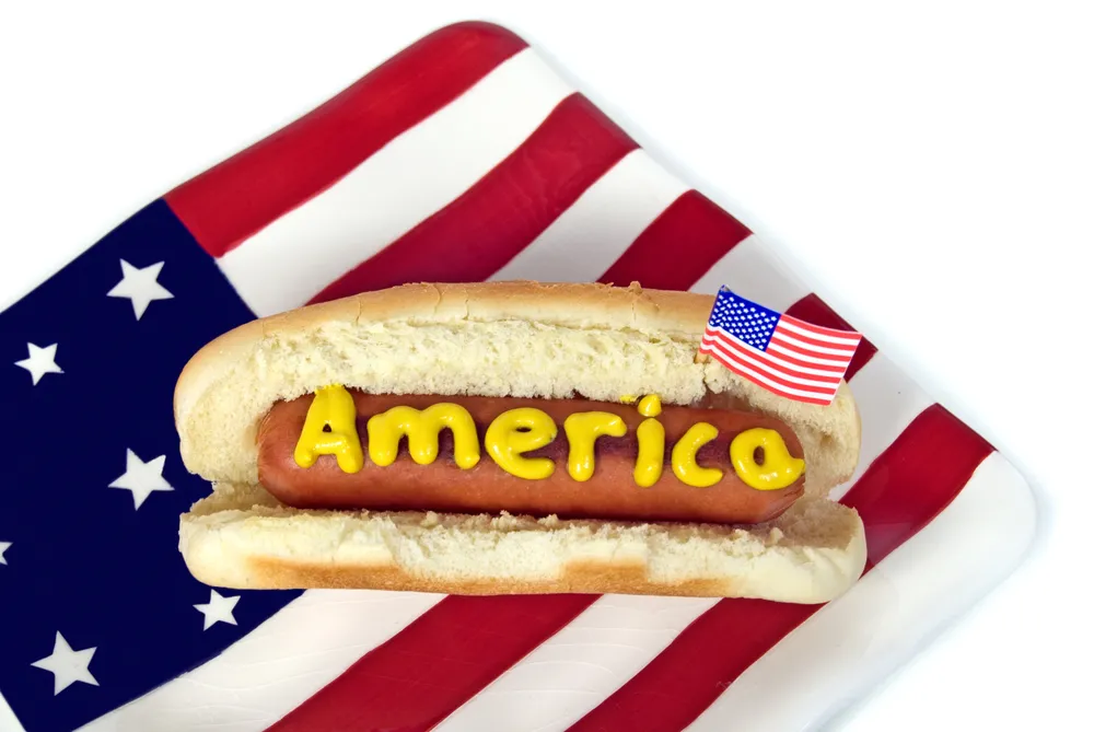Hot dog na talerzu z flagą USA, fot. Maria Dryfhout 