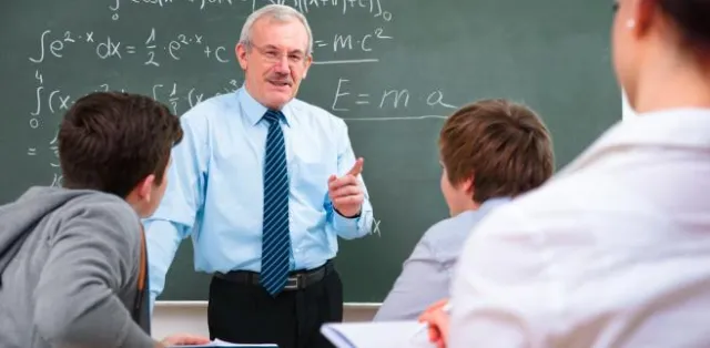 Kruszą Kartę nauczyciela. Zaczynają od urlopów