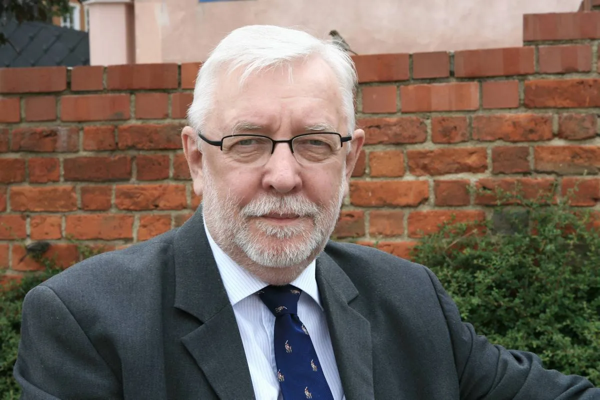 Stępień: Zostawili szkoły, zabrali się do województw