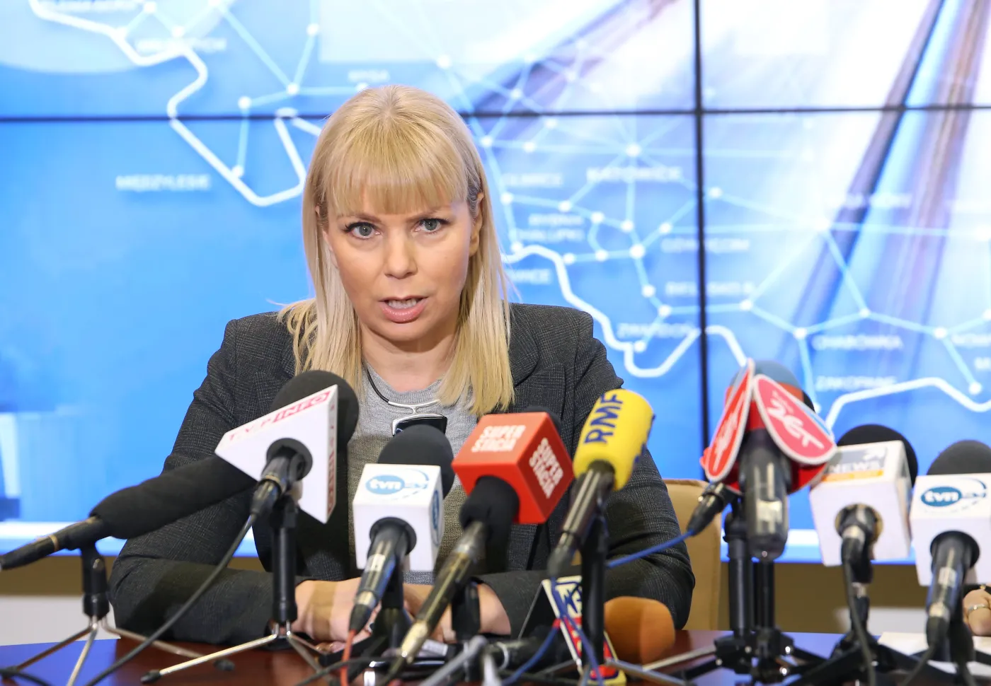 Wicepremier Elżbieta Bieńkowska mówi „sorry”. I zaostrza ton