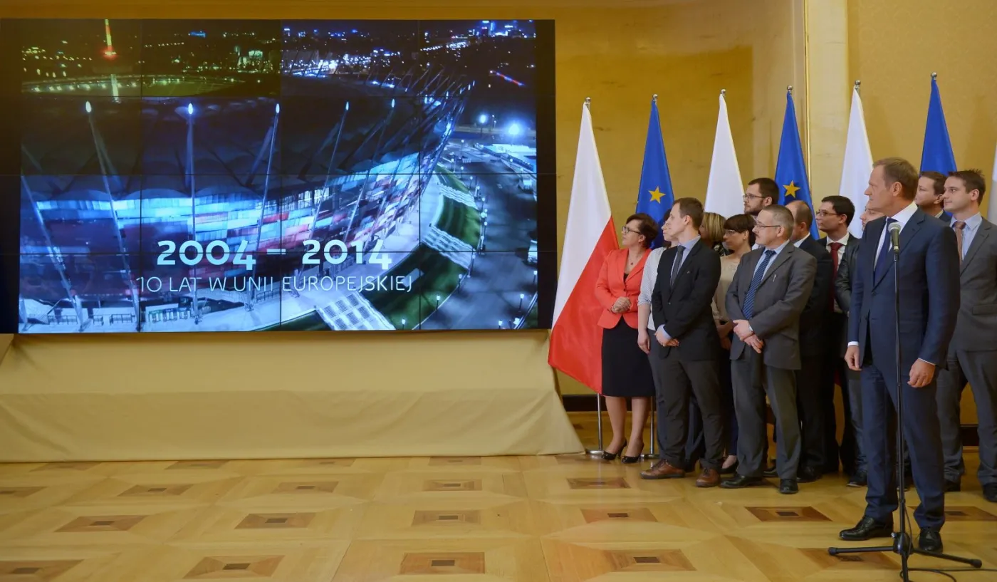 Warszawa, 22.04.2014. Premier Donald Tusk (P) podczas konferencji prasowej na temat 10. rocznicy wejścia Polski do Unii Europejskiej, 22 bm. w Warszawie. (kru) PAP/Radek Pietruszka