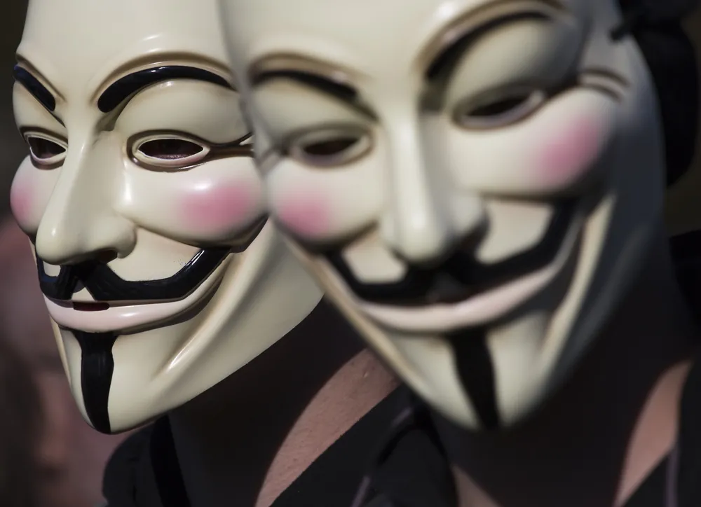Demonstranci Anonymous a maskach Guya Fawkesa, Haga, Haolandia, fot.  Rob Kints / Shutterstock.com 