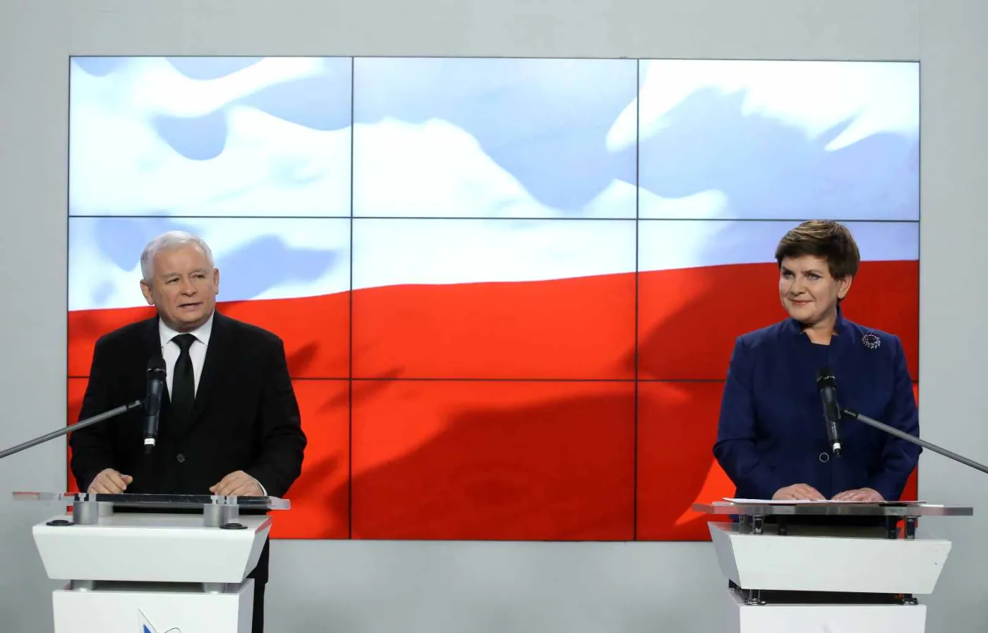 Warszawa, 09.11.2015. Kandydatka na premiera Beata Szydło (P) w towarzystwie prezesa PiS Jarosława Kaczyńskiego (L) prezentuje skład nowego rządu podczas konferencji prasowej po posiedzeniu komitetu politycznego Prawa i Sprawiedliwości, 9 bm. w warszawskiej siedzibie partii. (zuz) PAP/Paweł Supernak 