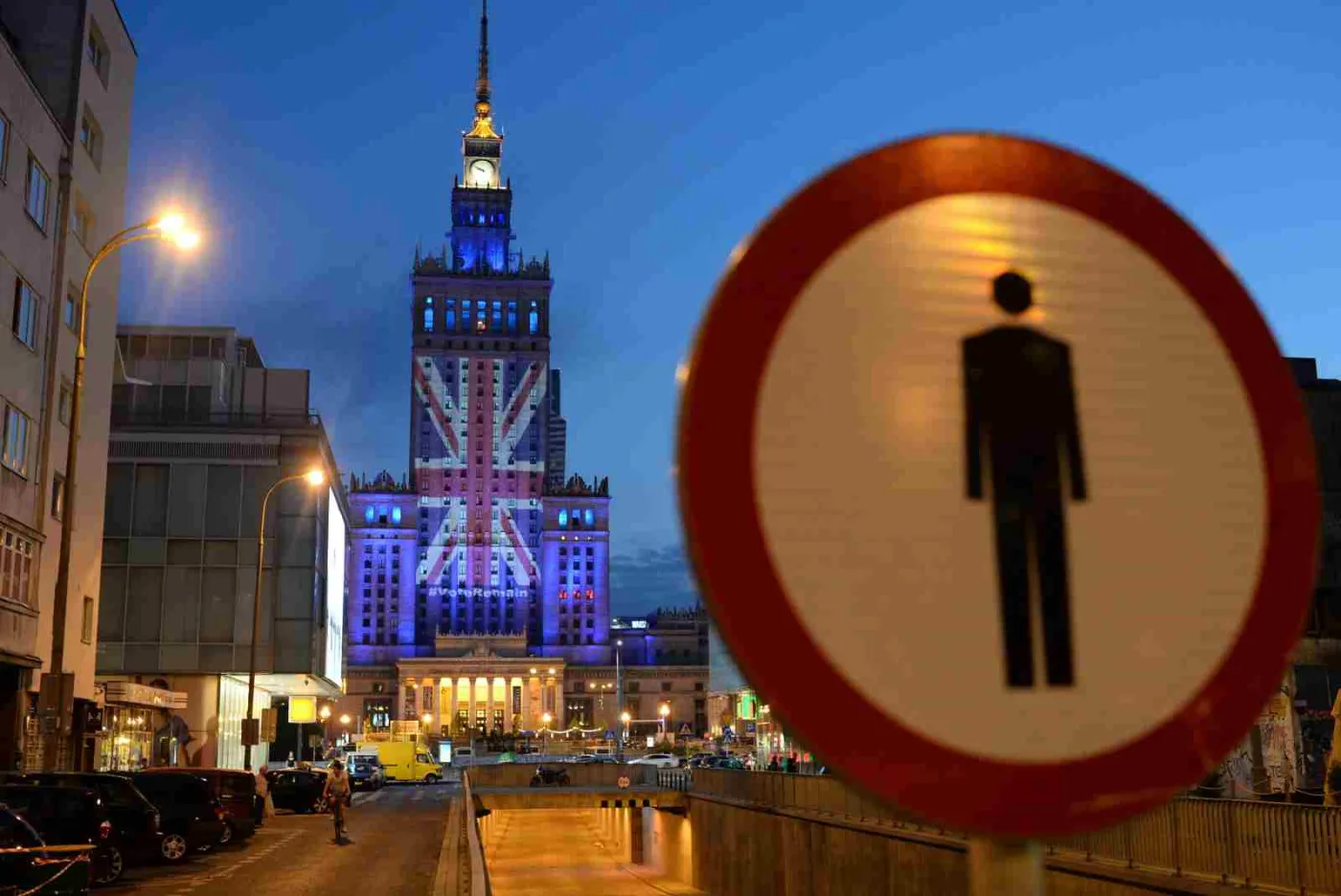 Warszawa, 22.06.2016. Brytyjska flaga wyświetlona na fasadzie Pałacu Kultury i Nauki w Warszawie (zuz) PAP/Jacek Turczyk