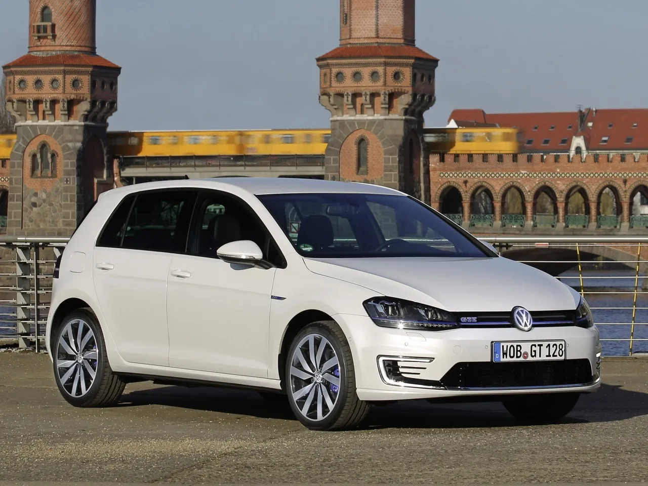 Volkswagen Golf VII GTE - 153 090 zł