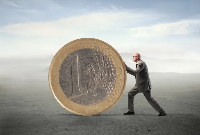 Firmy nie będą zwalniać, ale obniżą pensje