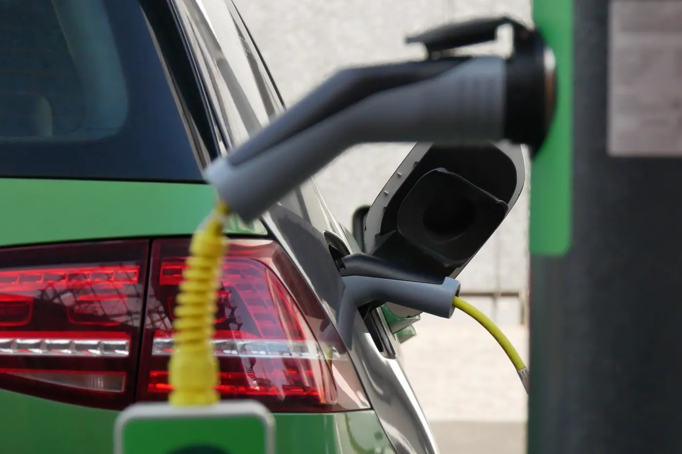 Czarne chmury nad autami elektrycznymi. Oto paliwo przyszłości lepsze niż... prąd