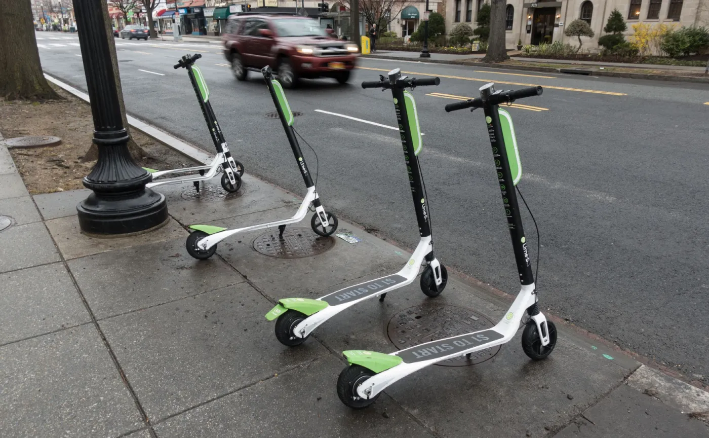 Elektryczne hulajnogi na ścieżce rowerowej, ulicy i chodniku. Będą nowe przepisy