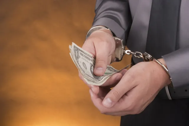 Przetarg, łapówka, miliony, czyli co CBA znajduje w urzędach